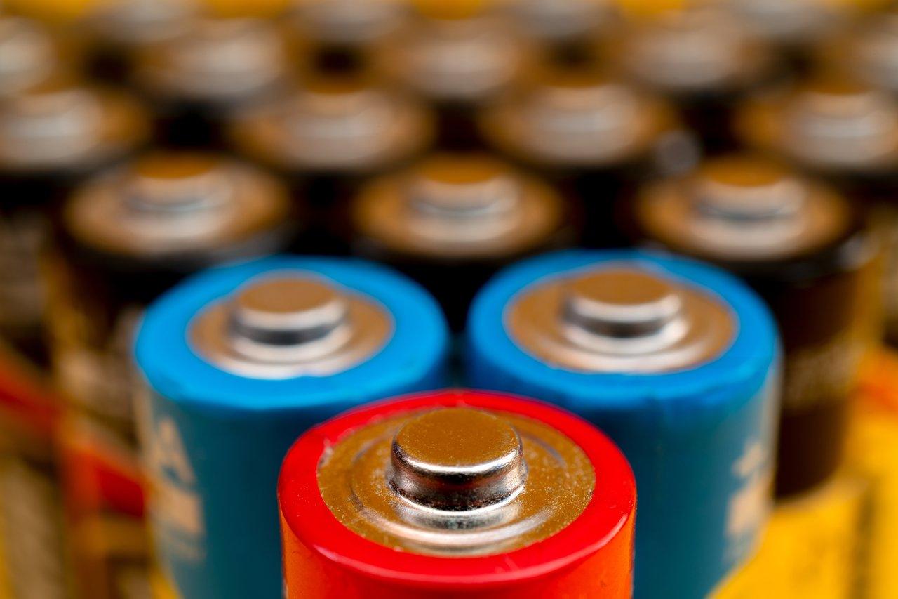 Diagramme illustrant le processus de recyclage des batteries pour récupérer les matériaux précieux.