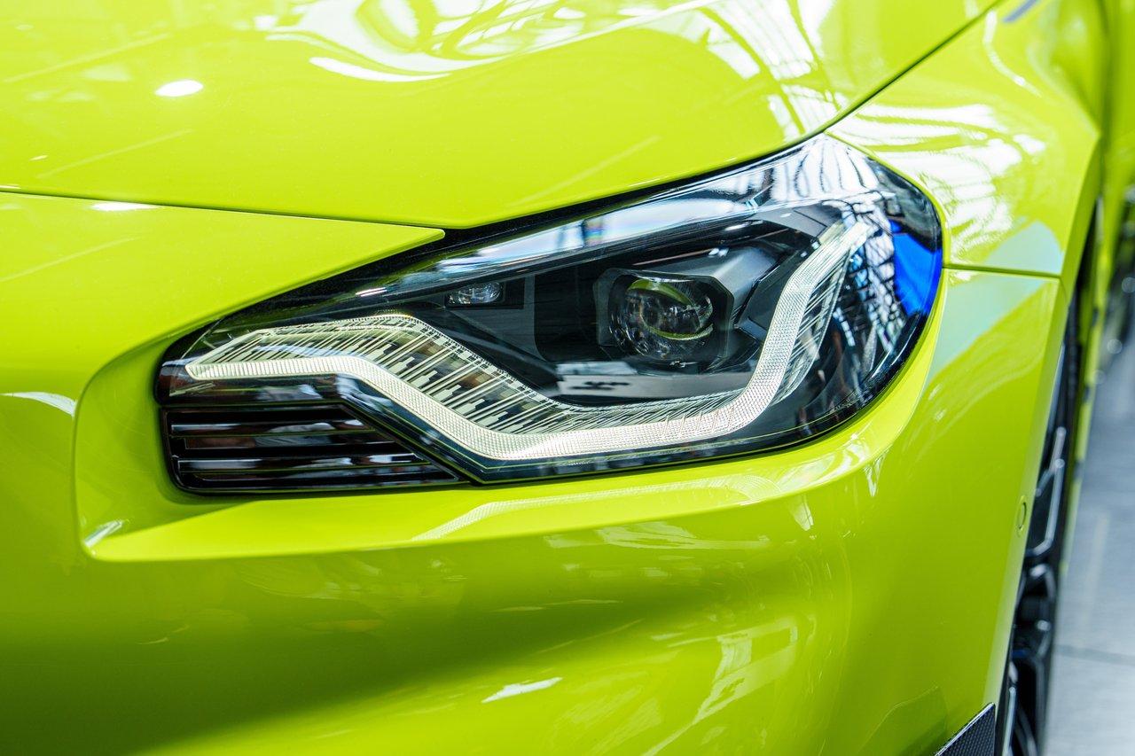 Dispositif antibrouillard LED matriciel intégré dans un véhicule électrique moderne en milieu urbain.