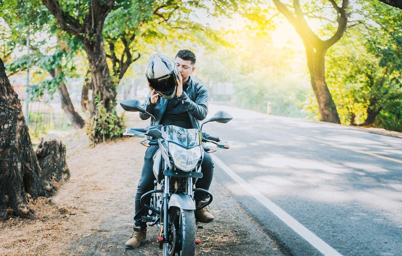 Dispositif de casque moto avec micro pour une stabilité optimale du motorcycle Bluetooth headset lors de vos trajets.