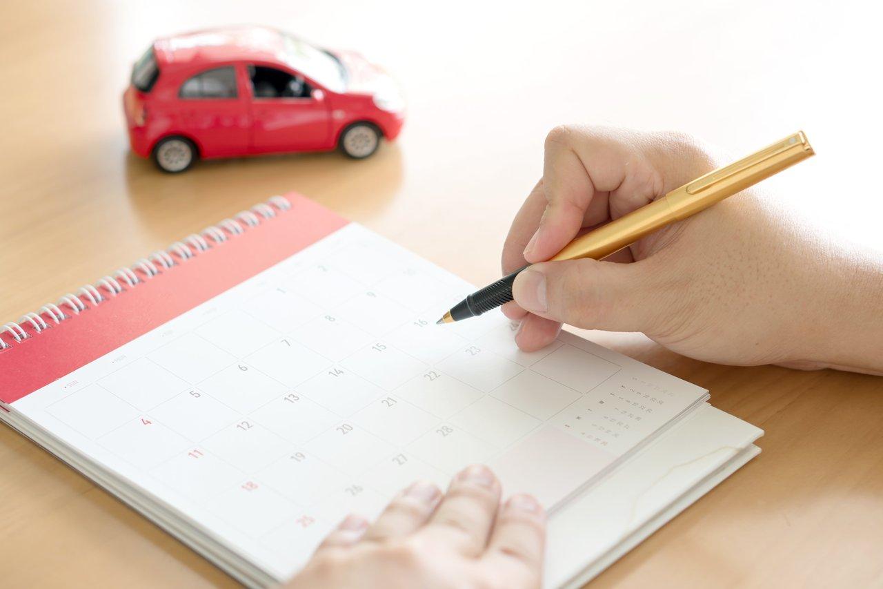 Document d'assurance auto avec date anniversaire mise en évidence sur un calendrier, essentiel pour la révision annuelle.