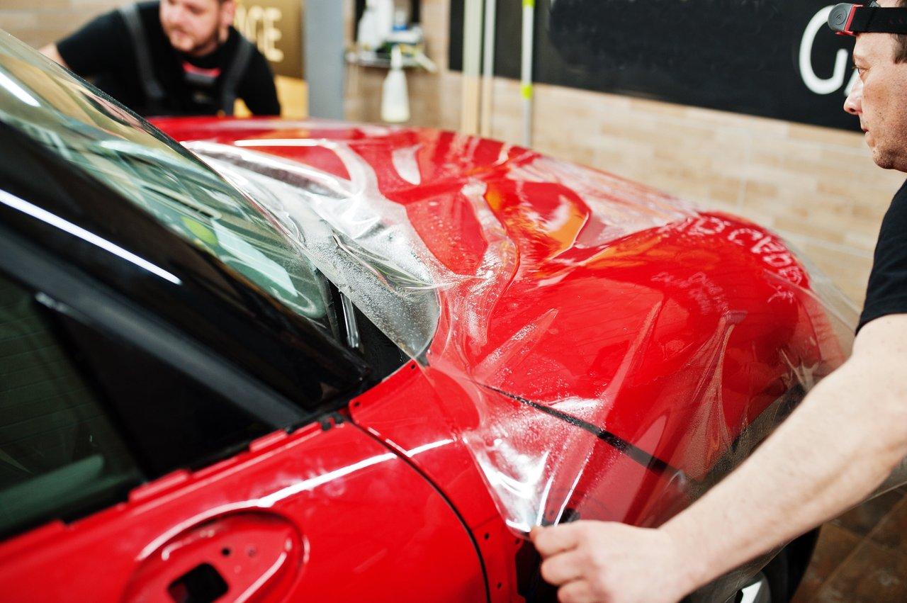 Échantillons de films de protection de la peinture automobile PROTEC-6008 avec différentes finitions lumineuses.