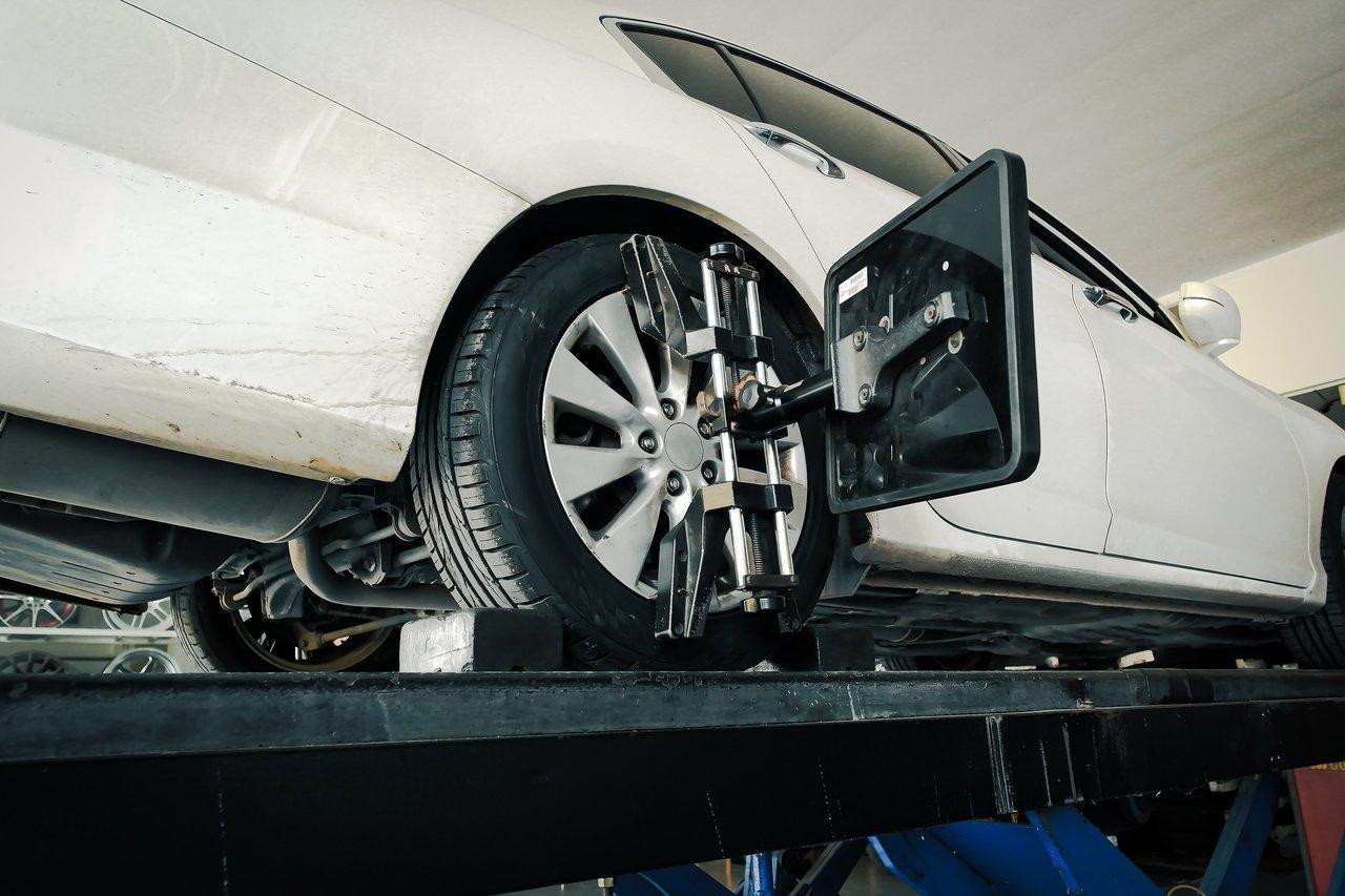 Équipement professionnel de contrôle de géométrie des roues pour un alignement précis des pneus.