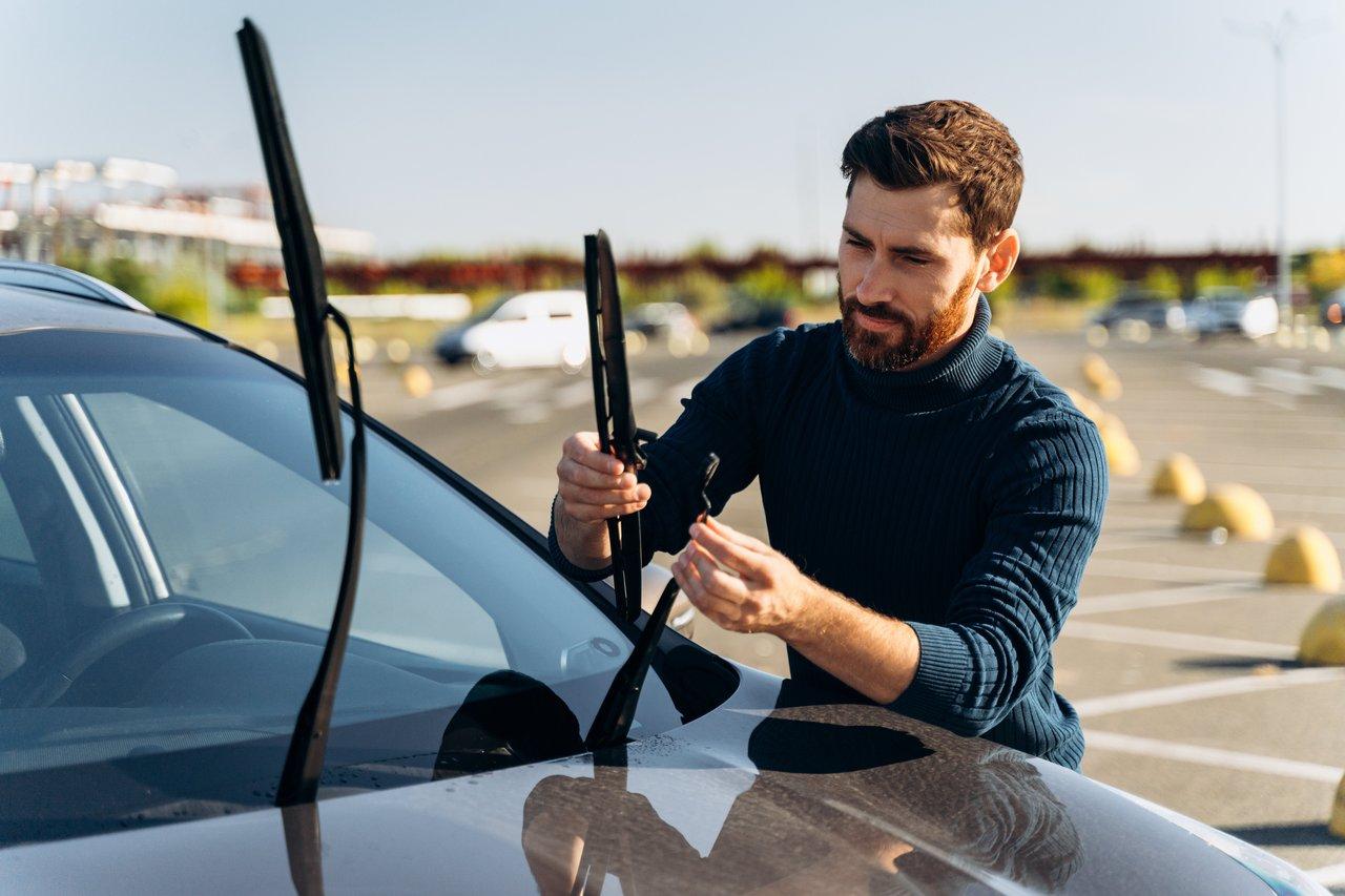 Étapes clés pour le remplacement des essuie-glaces sur un pare-brise protégé, illustrant le processus de windshield wiper replacement steps.