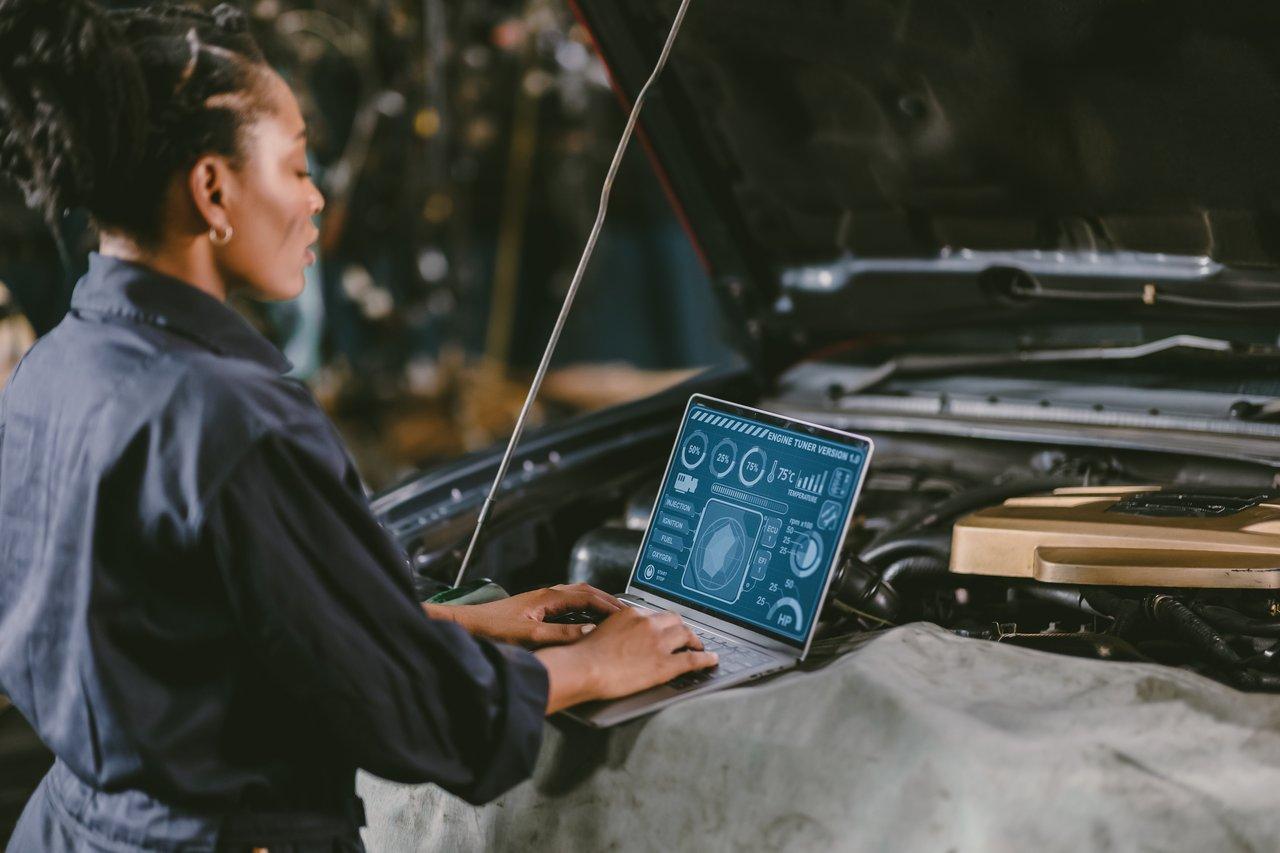 Expert en reprogrammation moteur utilisant un logiciel ECU tuning pour optimiser la performance du véhicule.
