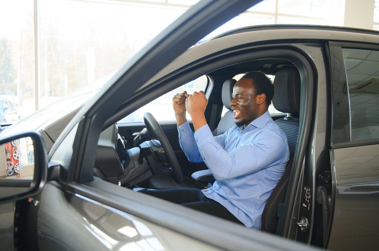 Expert en test drive de used car, il évalue la fiabilité mécanique du véhicule avec attention.