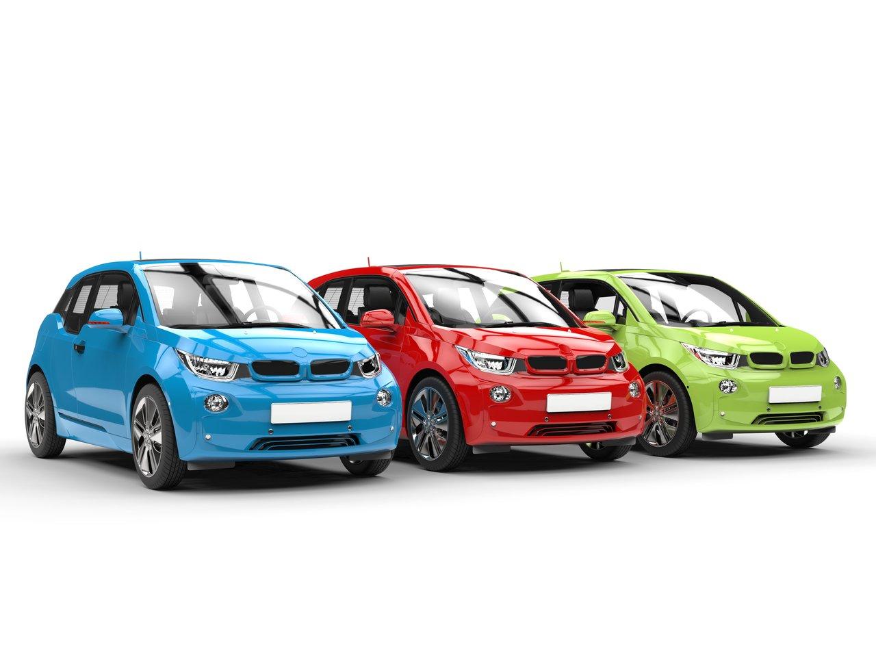 Exposition de véhicules électriques familiaux lors du salon, mettant en avant les nouveautés 2025 en France.