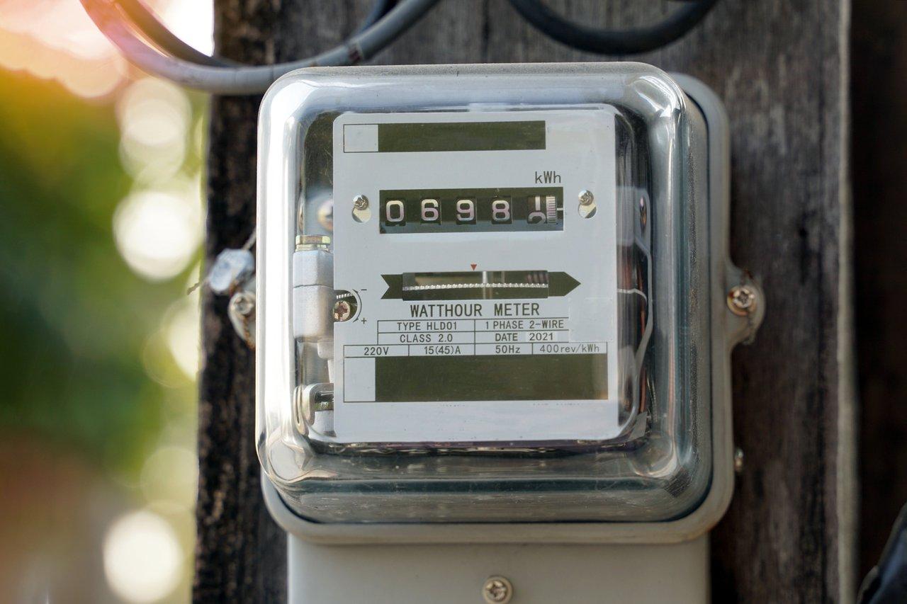 Facture d'électricité avec hausse de la TVA : un impact significatif sur le budget ménager en 2025.