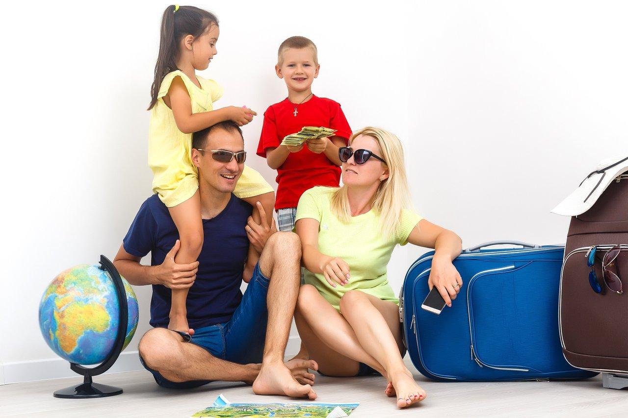 Famille souriante profitant d'une location de vacances spacieuse, idéale pour un séjour confortable en famille.
