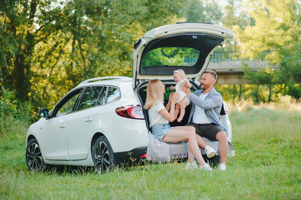 Family station wagon open trunk : espace spacieux et convivial pour un road trip en famille en 2025.