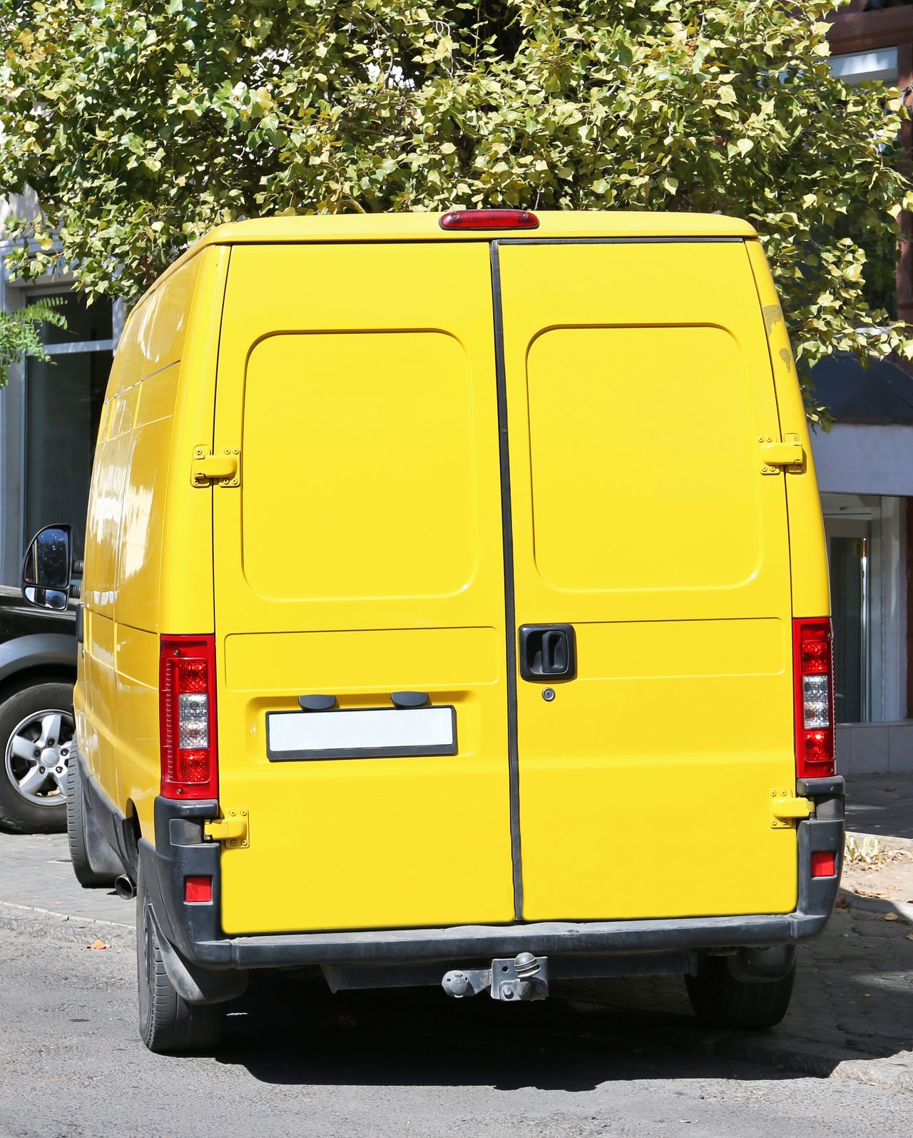 Fourgon utilitaire aménagé avec modules de rangement, rails d’arrimage et servantes à tiroirs pour chantier professionnel.