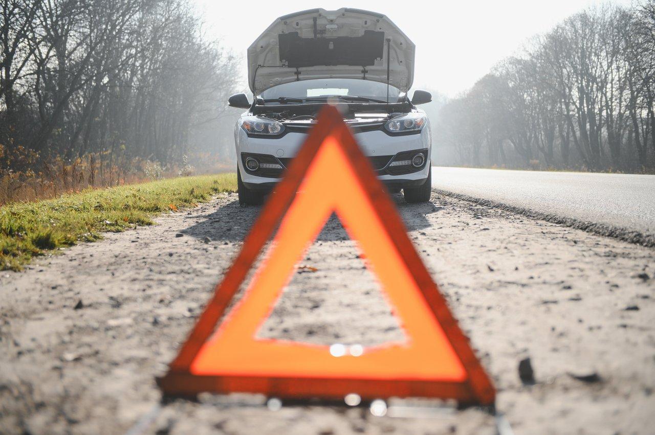 Gilet jaune haute visibilité et triangle de signalisation en cas de panne sur la route.