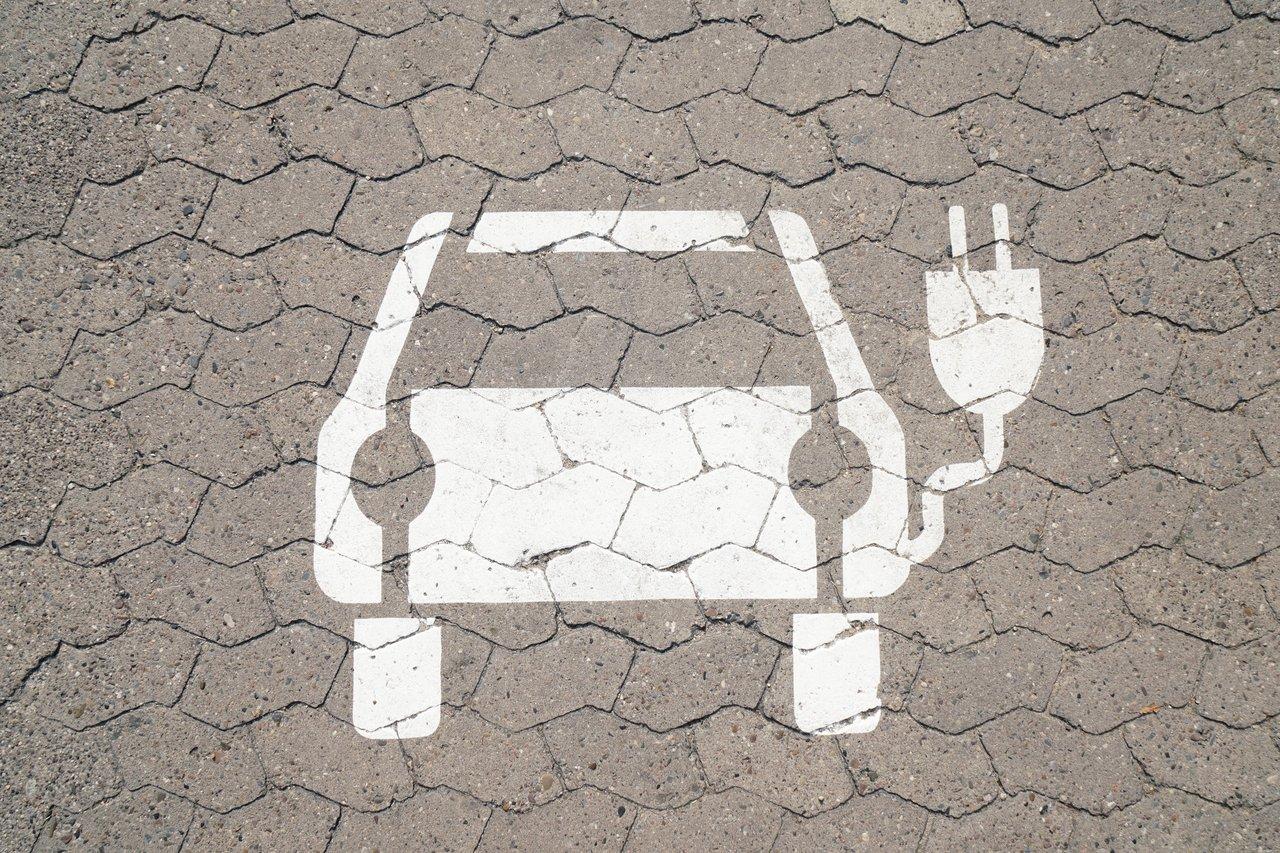 Icône représentant la prime à la conversion pour voiture électrique et aides financières associées.