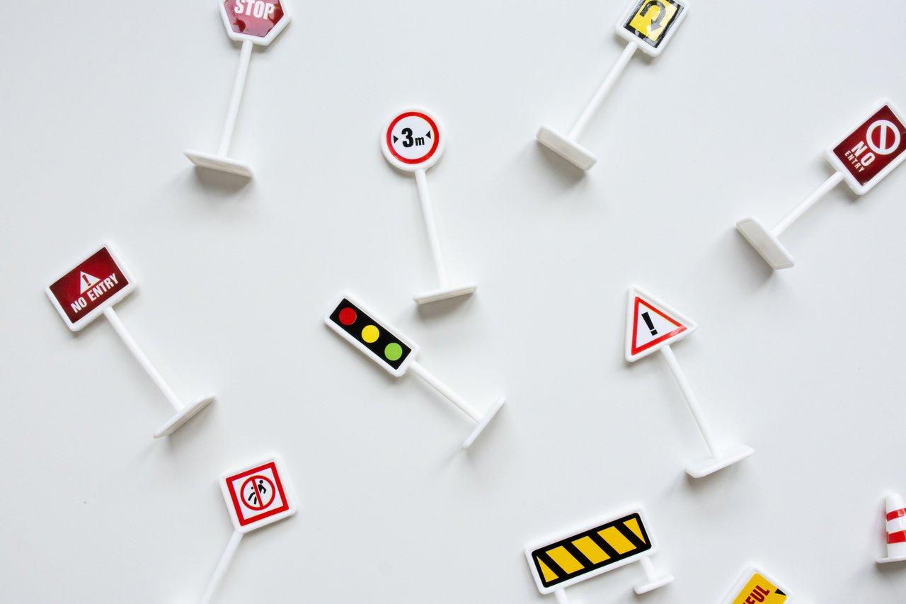 Icônes de sécurité routière illustrant les nouvelles normes et pictogrammes du Code de la route.