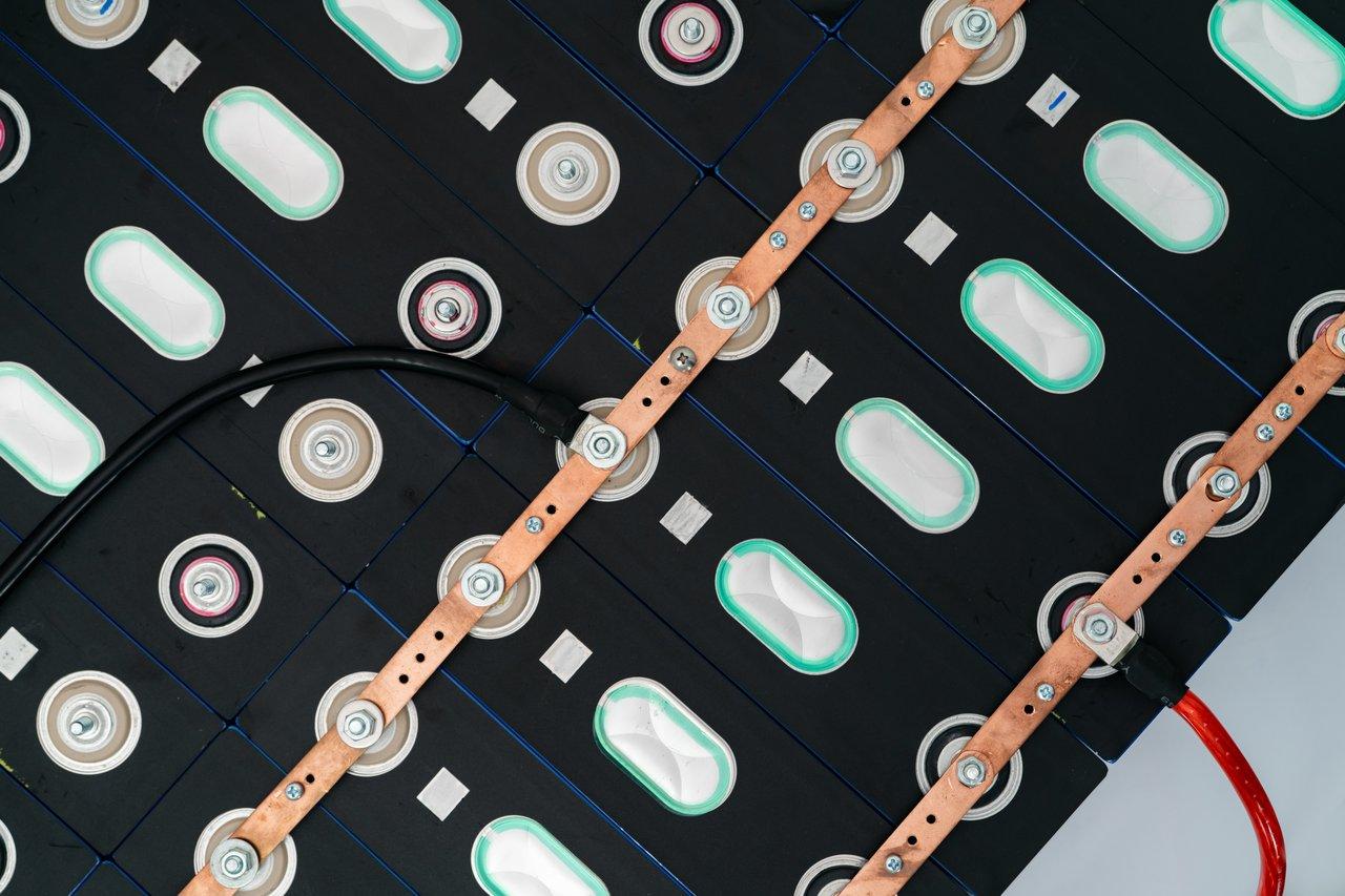 Illustration d'une solid state battery cutaway montrant la technologie avancée des batteries lithium NMC pour véhicules électriques.