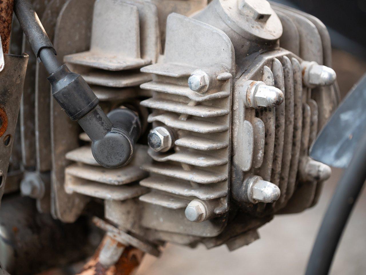 Inspection approfondie d’un moteur de moto d’occasion pour garantir performance et fiabilité avant achat.