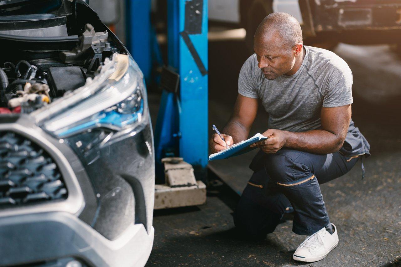 Inspection complète d'une voiture : vérification des feux, pneus et documents essentiels pour la rentrée 2025.