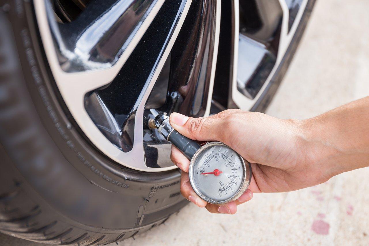 Inspection de la pression des pneus par un technicien pour prolonger la durée de vie de votre voiture.