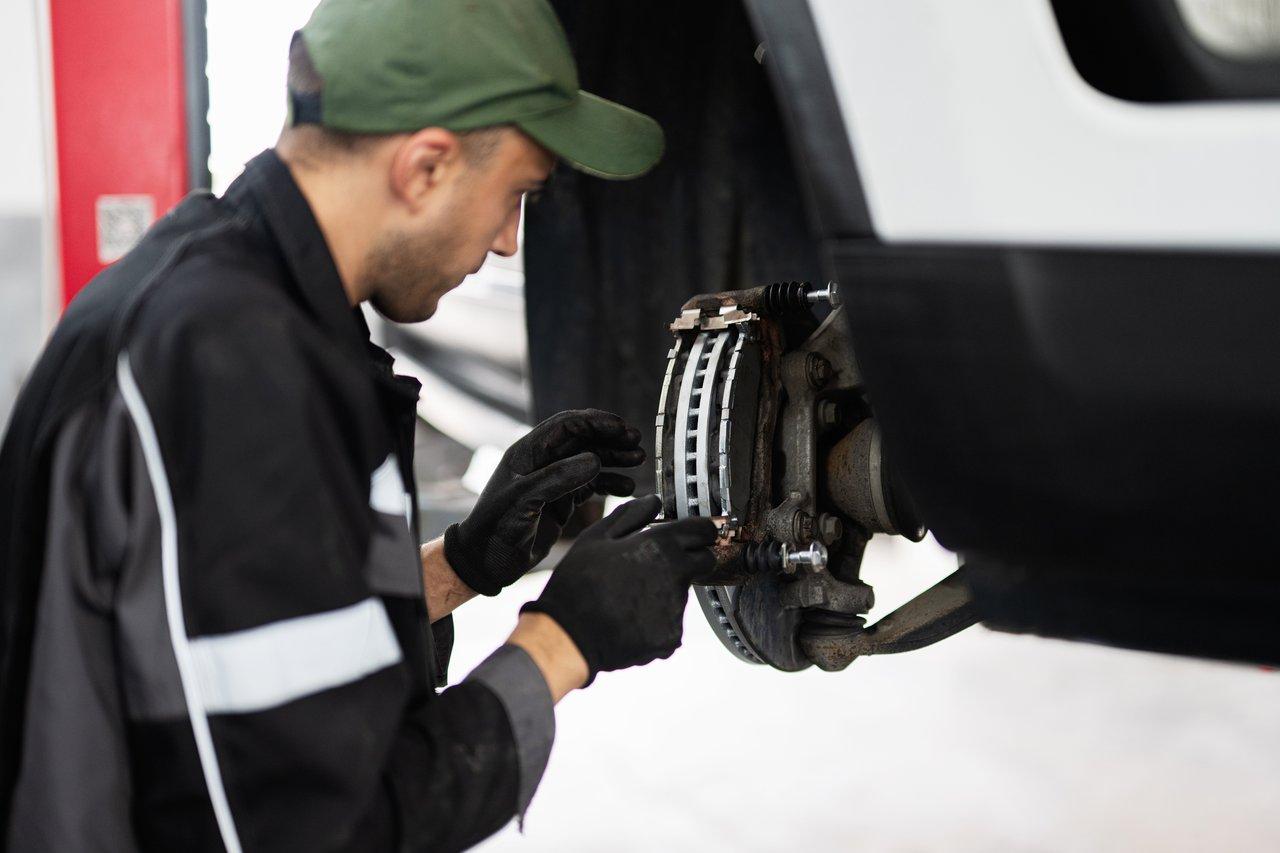 Inspection du système de freinage automobile pour vérifier l’état des plaquettes et disques.