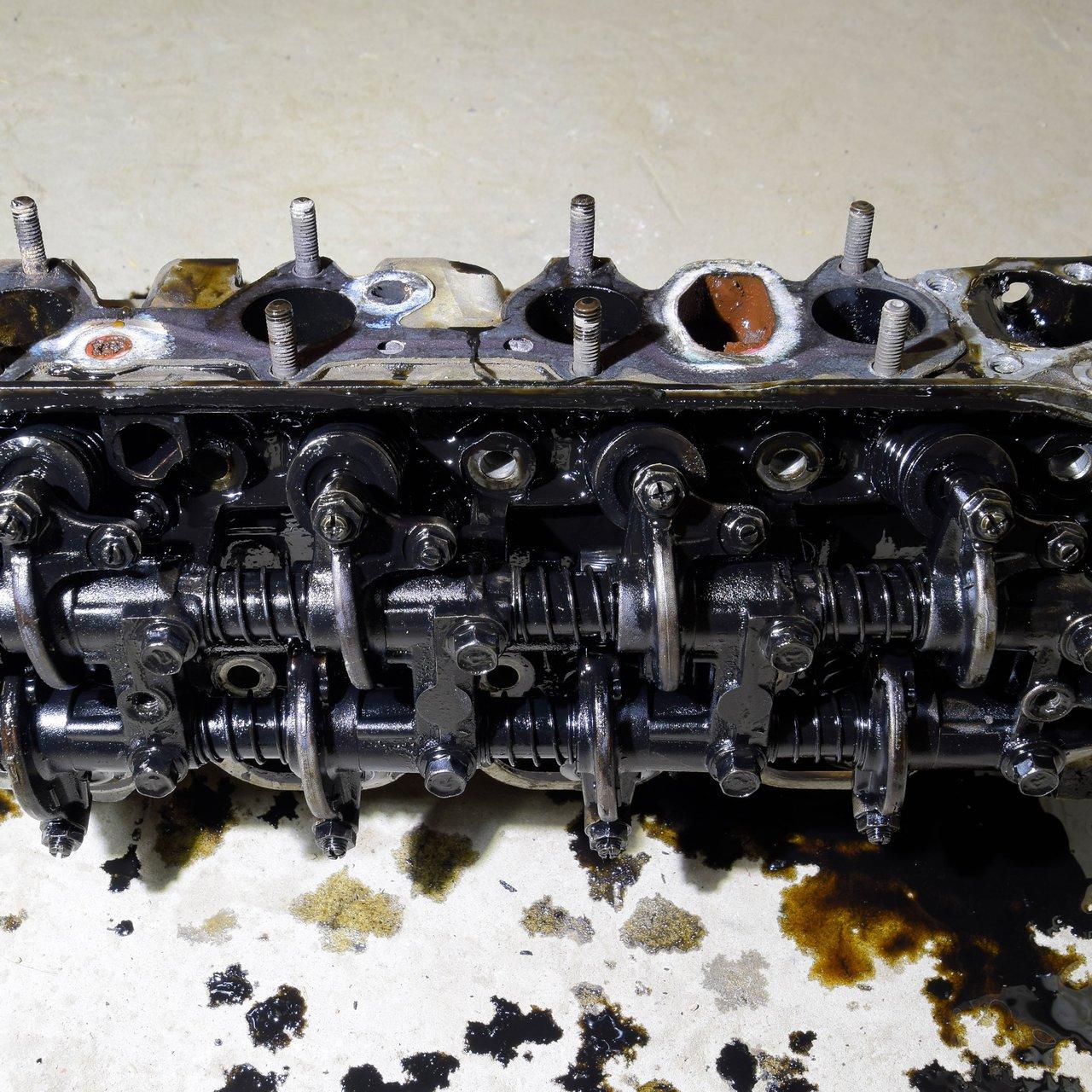 Inspection précise de la culasse Citroën C3 essence post-2015 lors d'un contrôle de planéité en atelier.