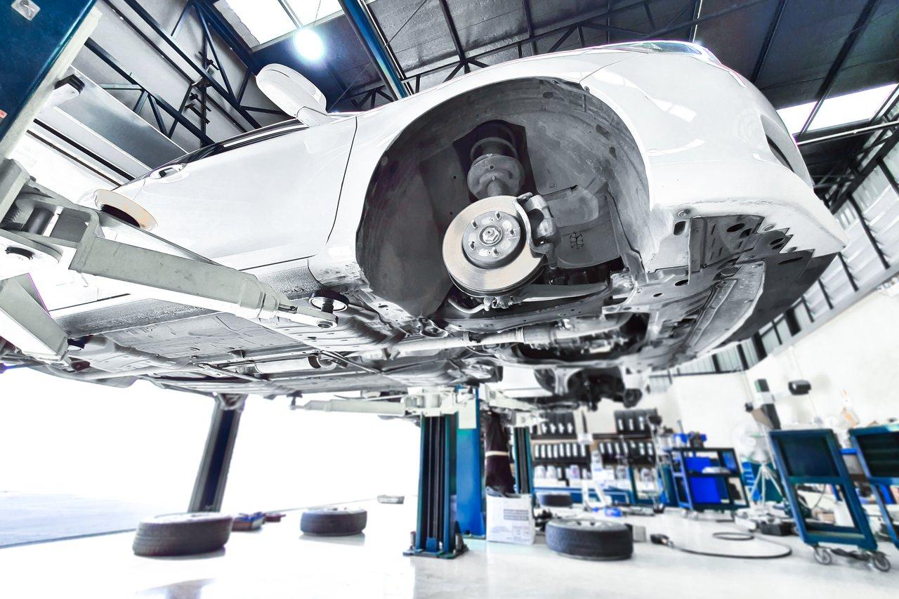 Inspection professionnelle du dessous de caisse d’un véhicule pour prévenir la rouille et assurer sa durabilité.