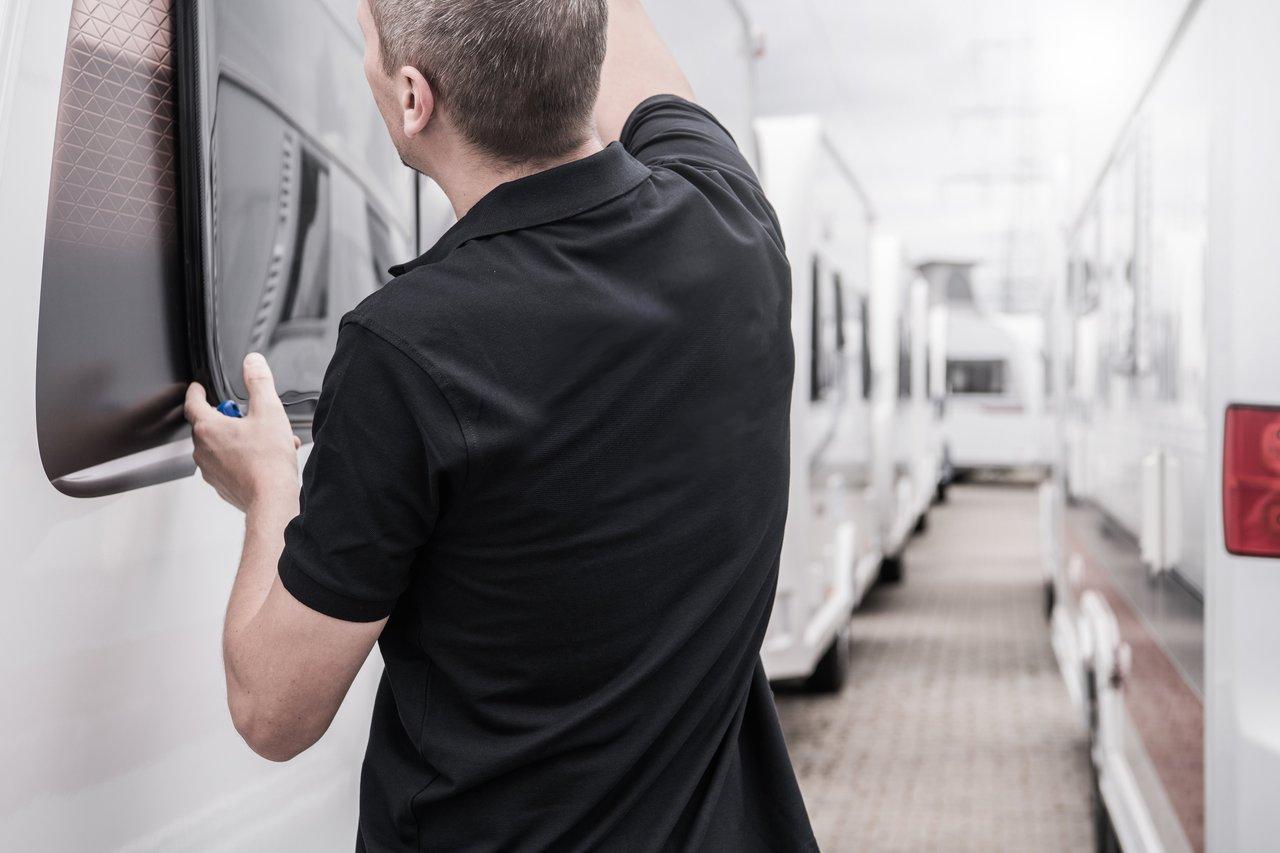 Inspection professionnelle d'une caravane avant achat pour garantir sa structure et sa durabilité.