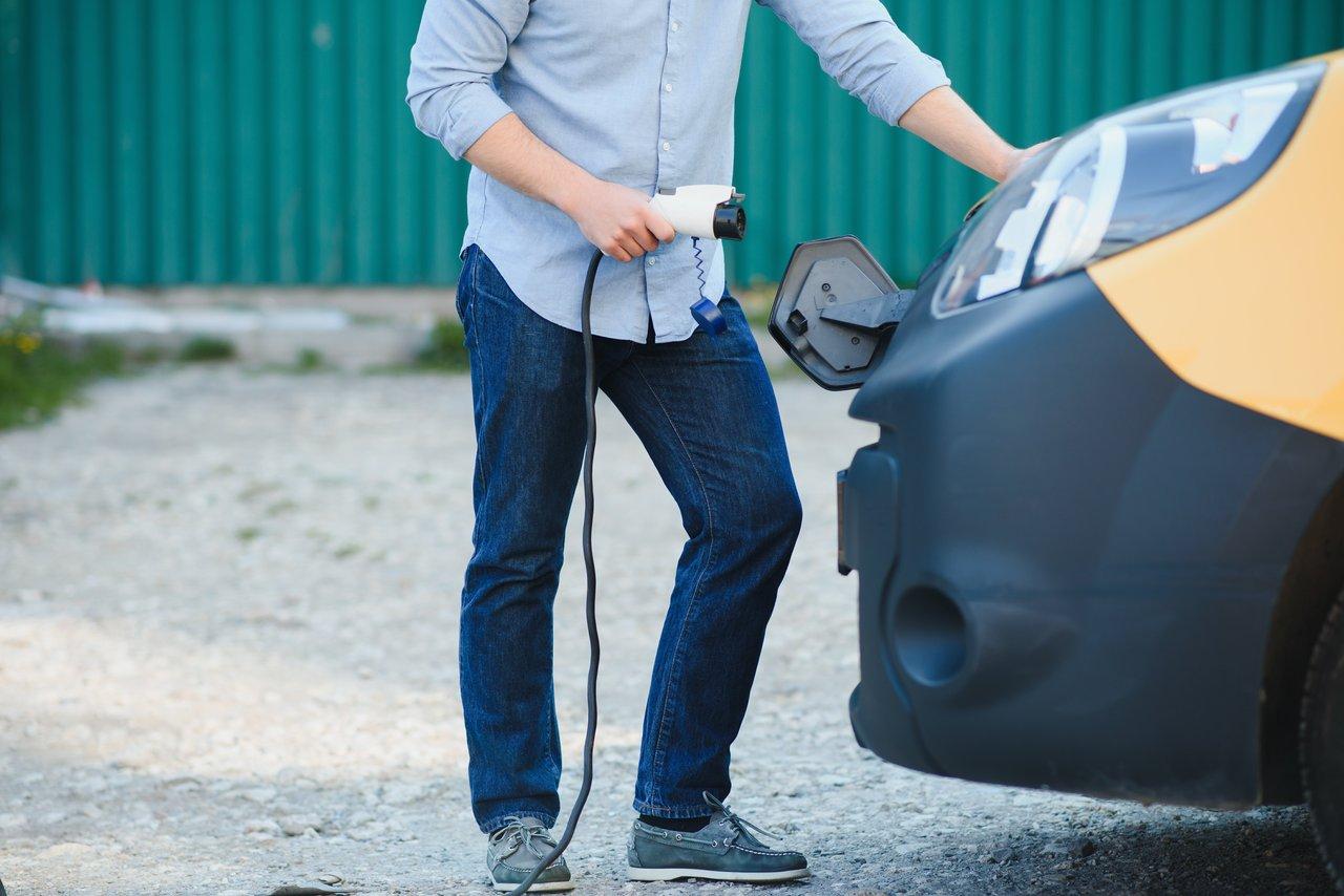 Inspection technique complète d'une voiture électrique dans un garage spécialisé, essentielle pour éviter les erreurs lors de l’achat.