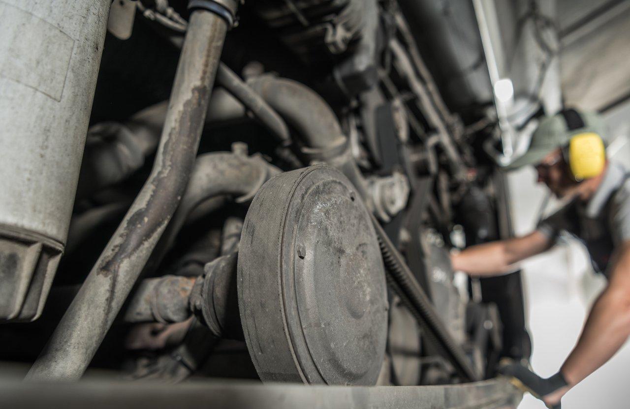 Inspection technique d'une caravane pour le printemps 2026 : contrôle des joints d’étanchéité et du système électrique.