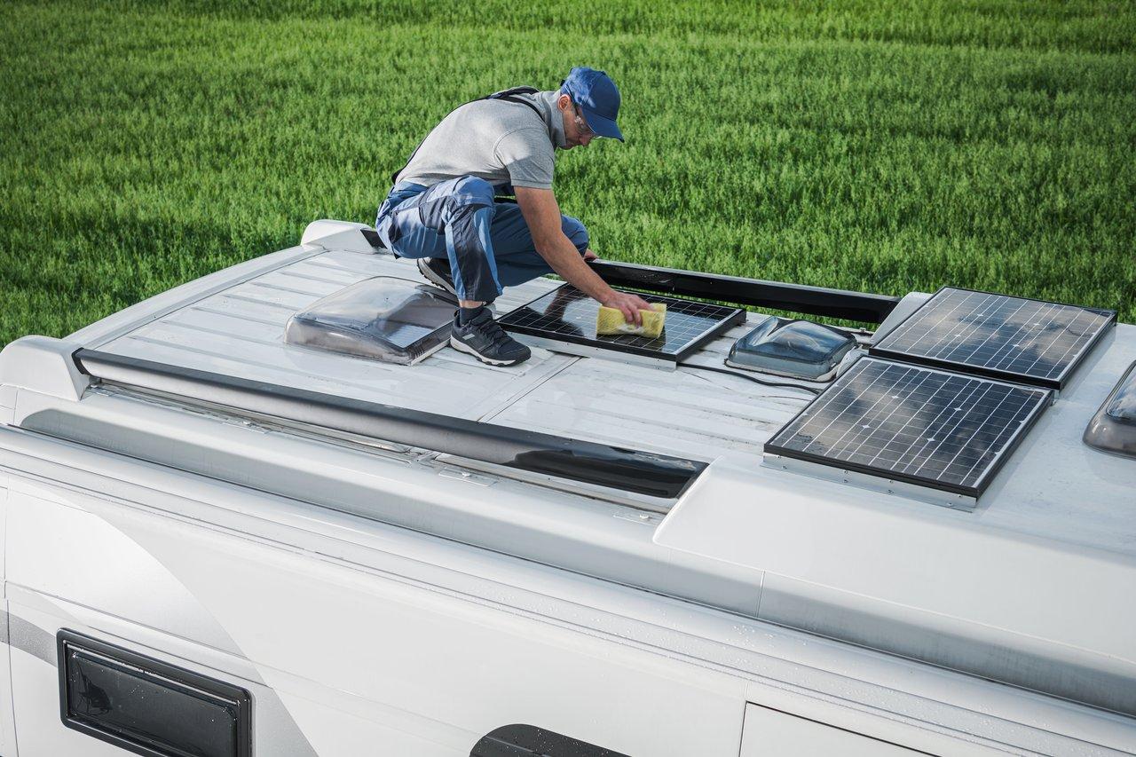 Installation de panneaux solaires sur le toit d’un camping-car pour optimiser l’autonomie énergétique.