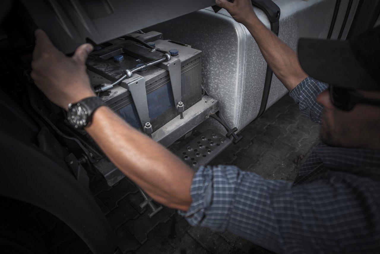 Installation d'une batterie lithium RV de 200Ah dans le compartiment électrique d'un camping-car.