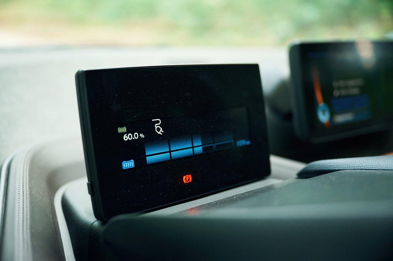 Intérieur de la MG4 XPower avec système de télémétrie numérique et habillage en alcantara, affichant la progression de charge.