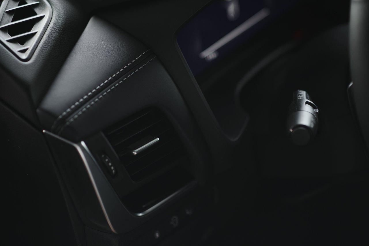 Intérieur de SUV électrique luxe avec tableau de bord futuriste et technologie avancée.