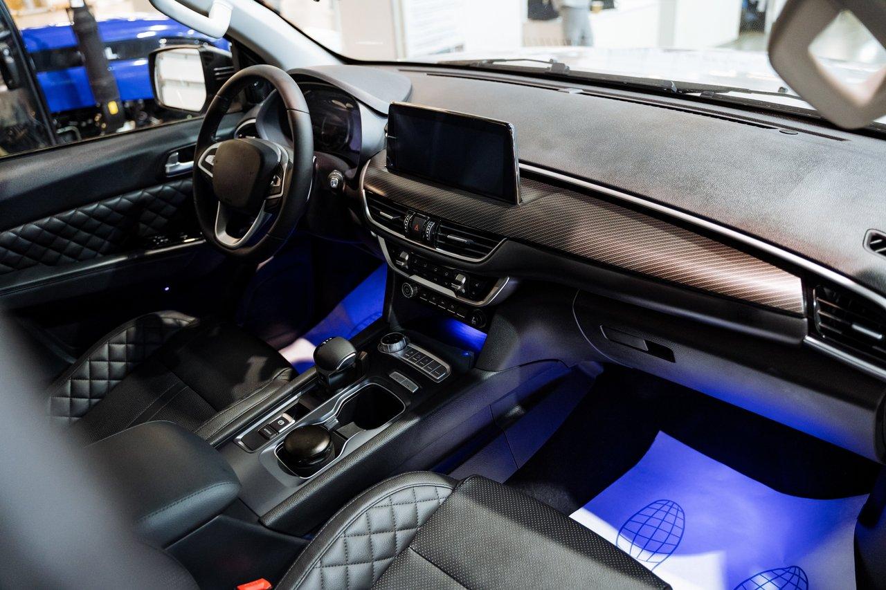 Intérieur de voiture de luxe avec cristal, ambiance éclairée par une lumière bleue captivante.
