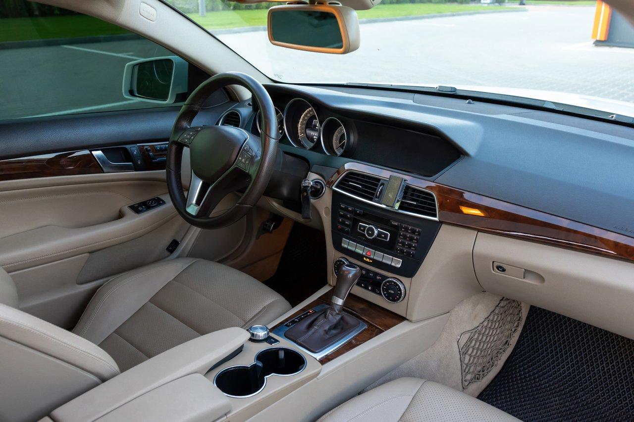 Intérieur de voiture de luxe avec tableau de bord sophistiqué et commandes interactives modernes.