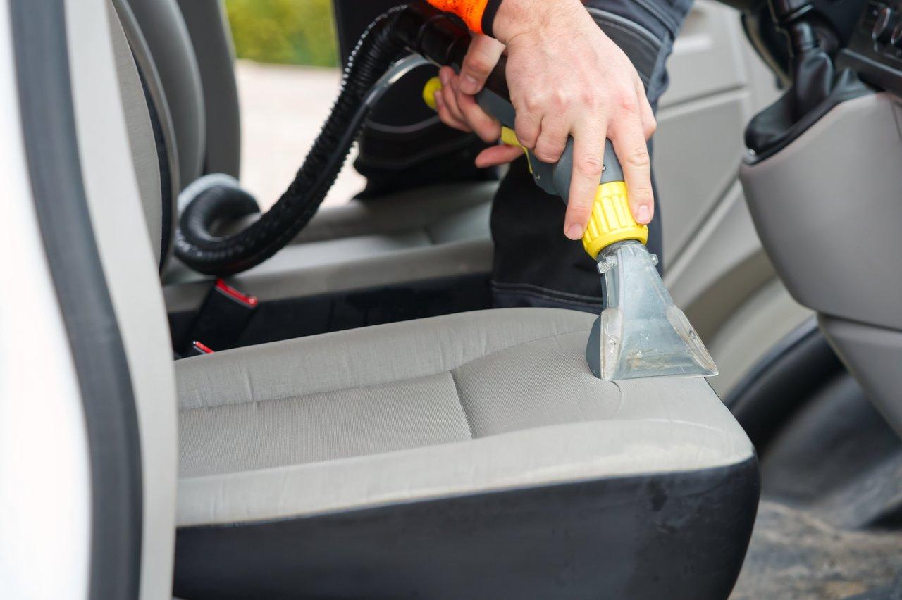 Intérieur de voiture familiale propre et rangé, prêt pour la rentrée scolaire, avec un focus sur un intérieur impeccable.