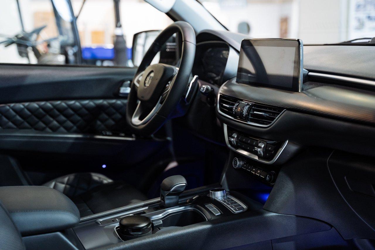 Intérieur futuriste d'une voiture 2025 avec écran tactile XXL et sièges ergonomiques innovants.