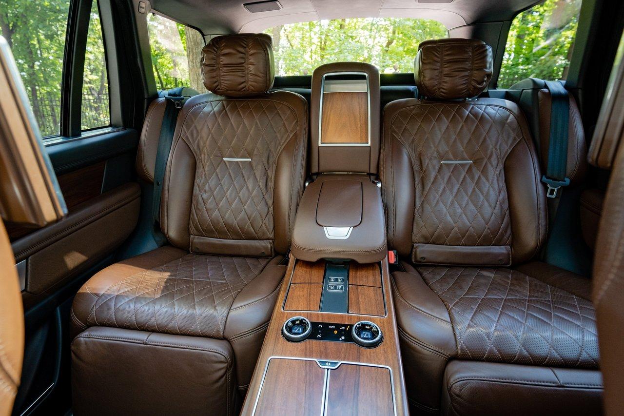 Intérieur spacieux d’un SUV élégant offrant confort et espace pour tous vos trajets quotidiens.