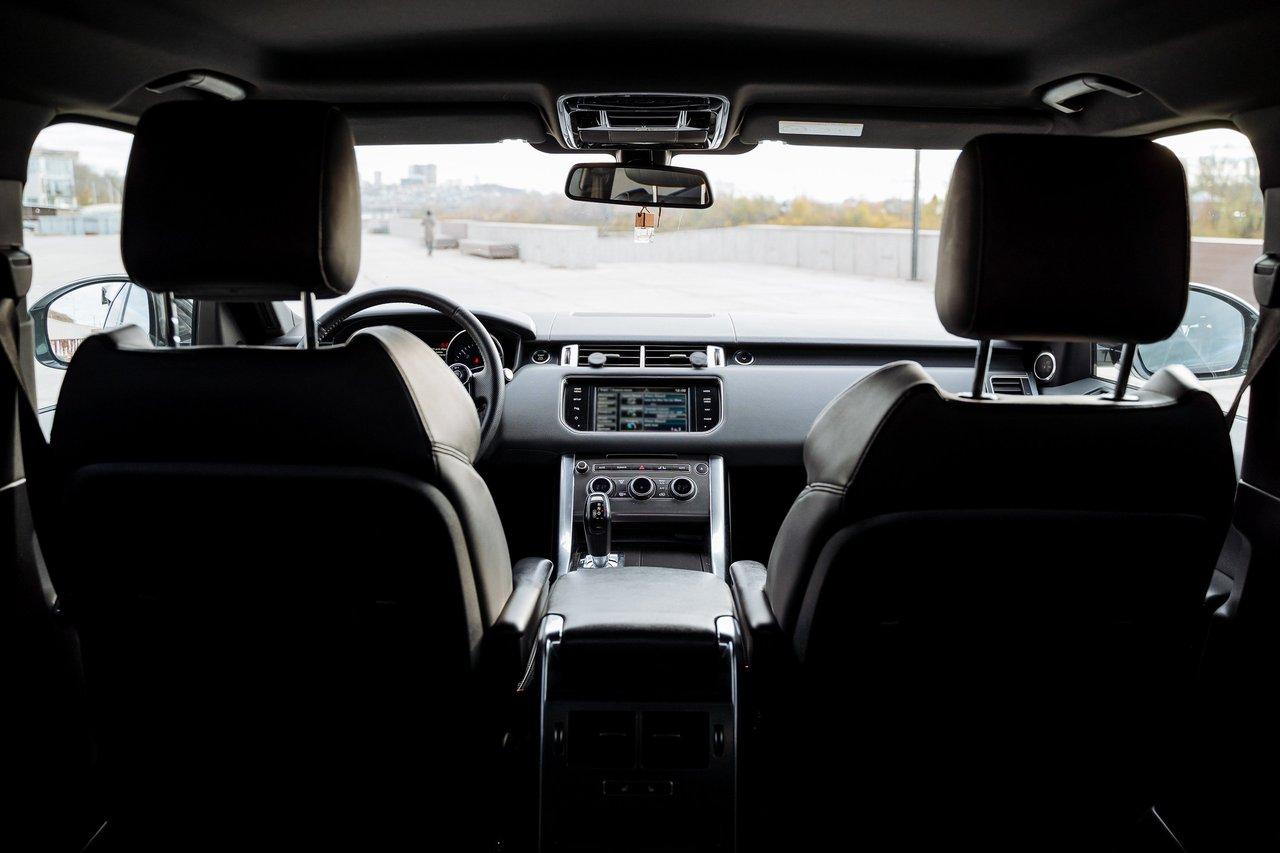 Intérieur spacieux et modulable du cockpit de la Toyota Yaris Cross, idéal pour un SUV hybride polyvalent.