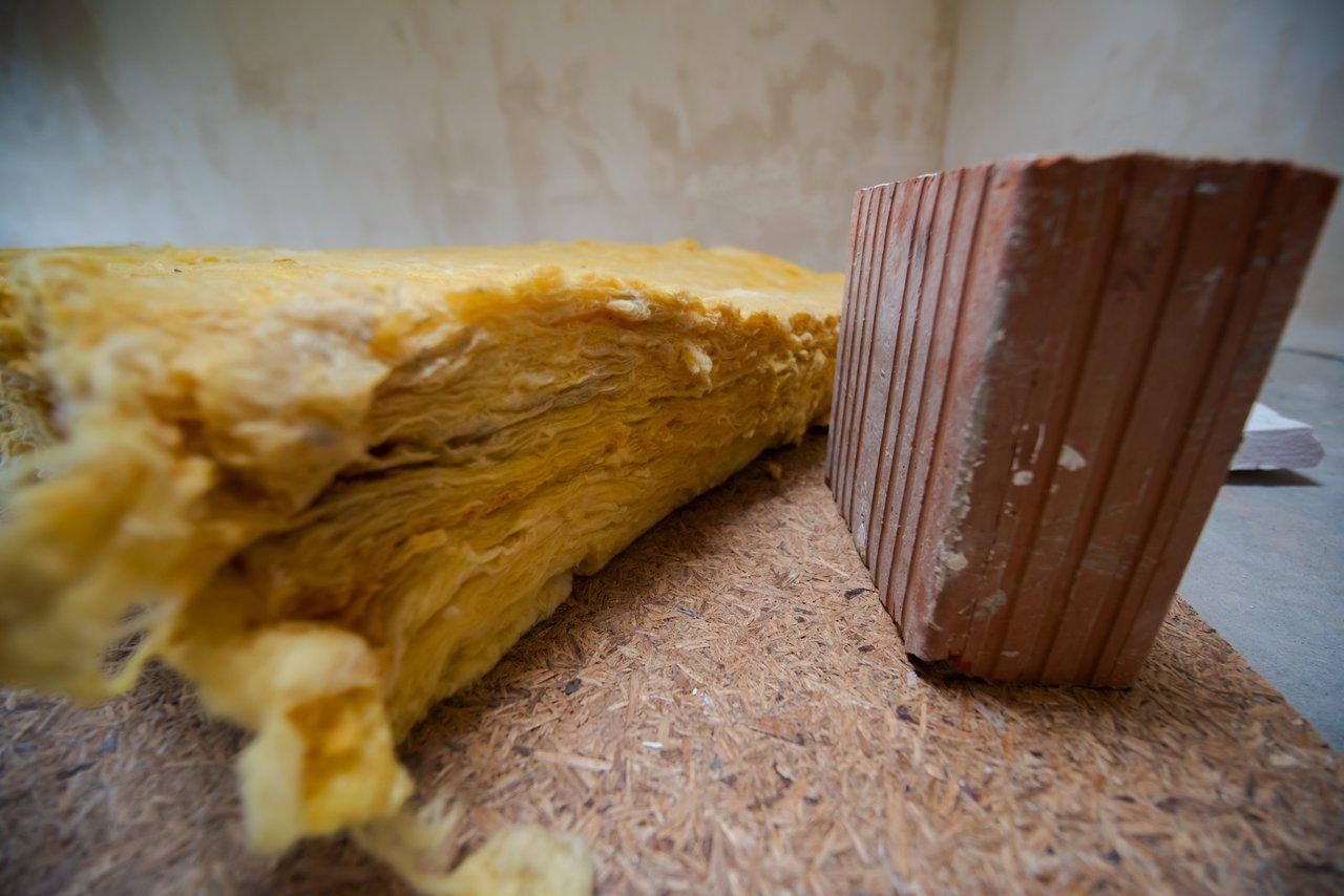 Isolation thermique du campervan : pose d'Armaflex pour optimiser l'efficacité et éviter l'humidité.