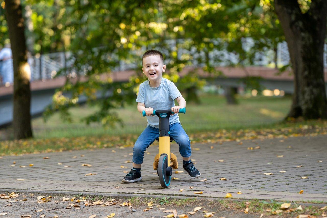 Jeune candidat au permis moto en formation pratique sur plateau extérieur, concentré lors d’une manœuvre d’équilibre.