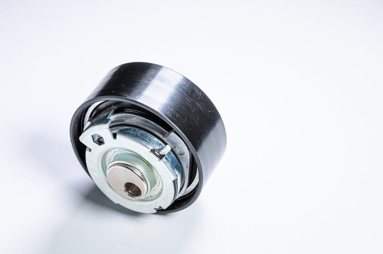 Kit de distribution complet avec pompe à eau pour moteur Peugeot 208 HDi, assurant une maintenance fiable.