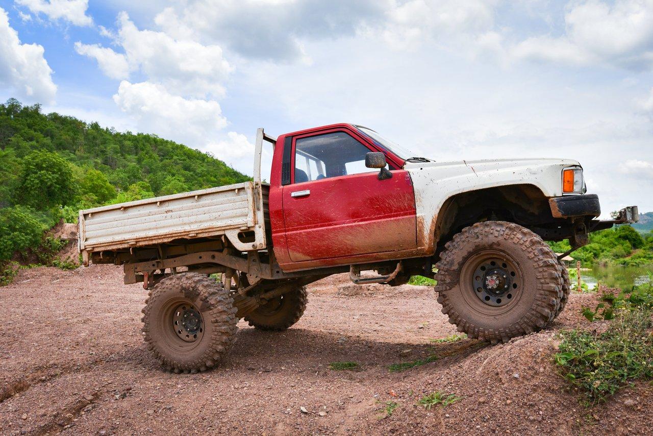 Le Ford Ranger 2025 offroad en action sur un terrain montagneux, illustrant sa robustesse et sa suspension performante.