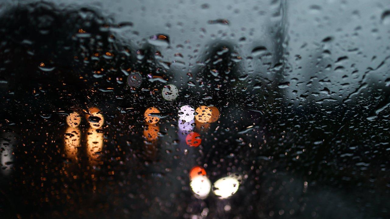 Les phares et essuie-glace en action assurent une visibilité optimale sous une pluie d'automne.