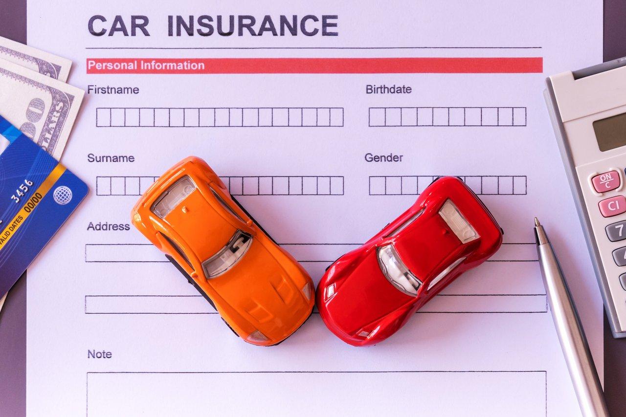 Lettre de résiliation d'assurance automobile avec formulaire et documents de police, étape essentielle pour changer d'assureur.