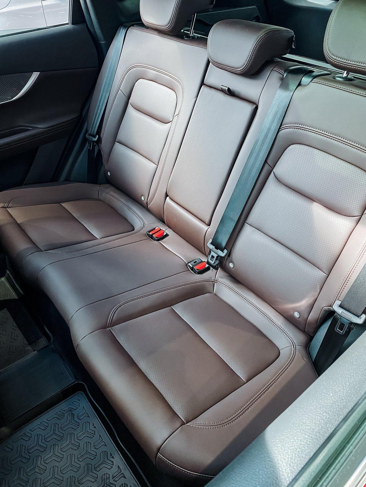 L’intérieur cosy du SUV hybride urbain Citroën C5 Aircross, alliant confort et design moderne.