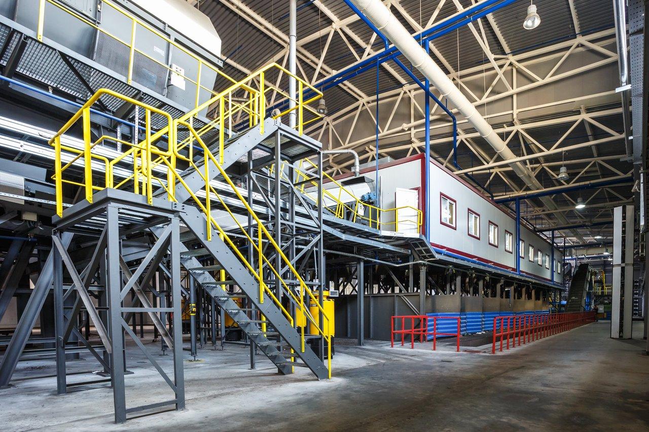 L'intérieur de l'usine Citroën à Rennes, illustrant l'utilisation de matériaux recyclés dans la fabrication automobile.