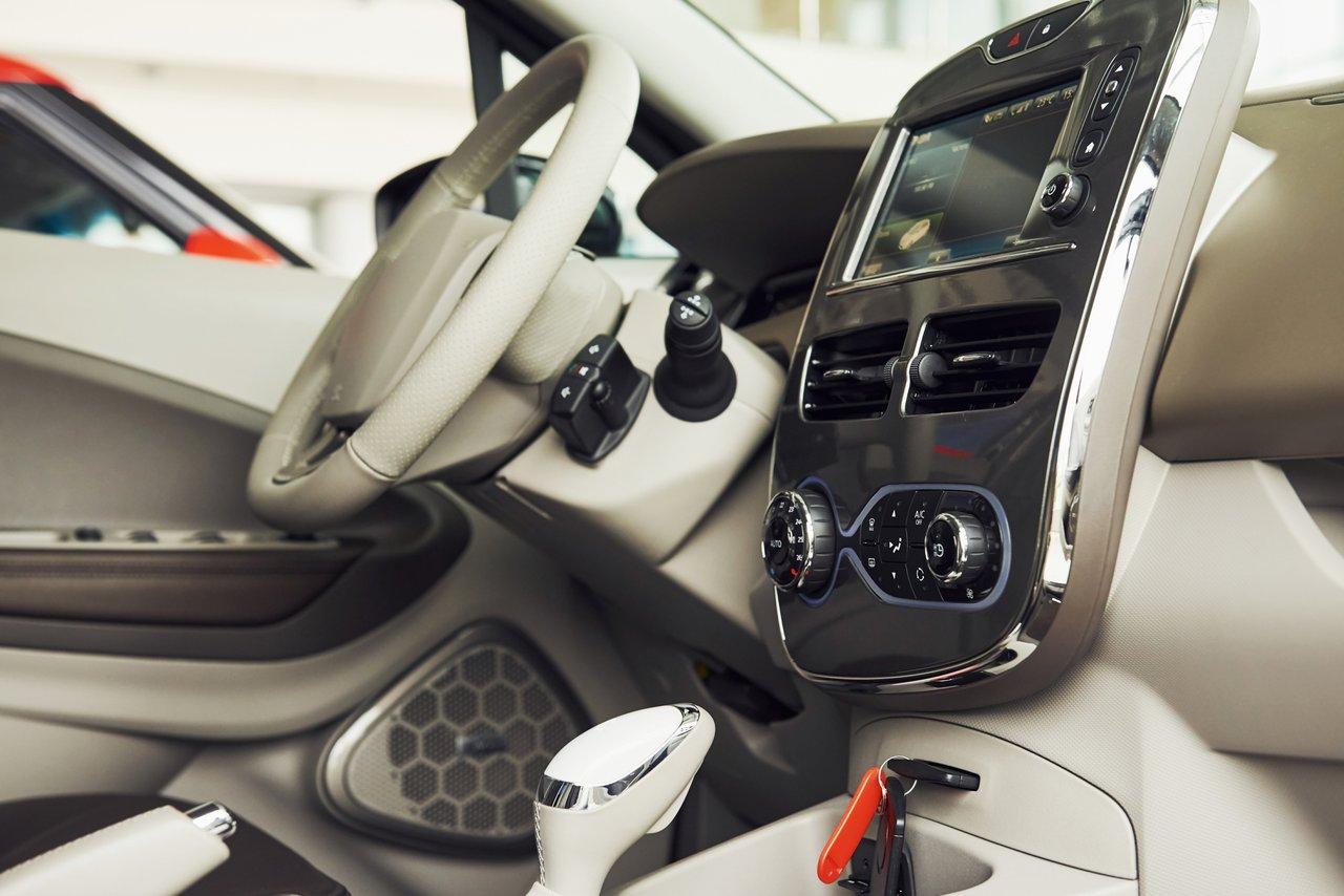 L’intérieur du Kia Niro EV 2025, un SUV électrique moderne avec tableau de bord tactile élégant.