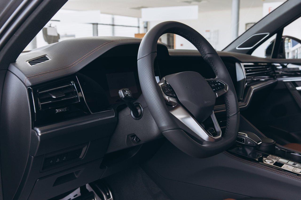 L'intérieur moderne du Renault Captur hybride, avec son écran tactile et banquette modulable, idéal pour la ville.