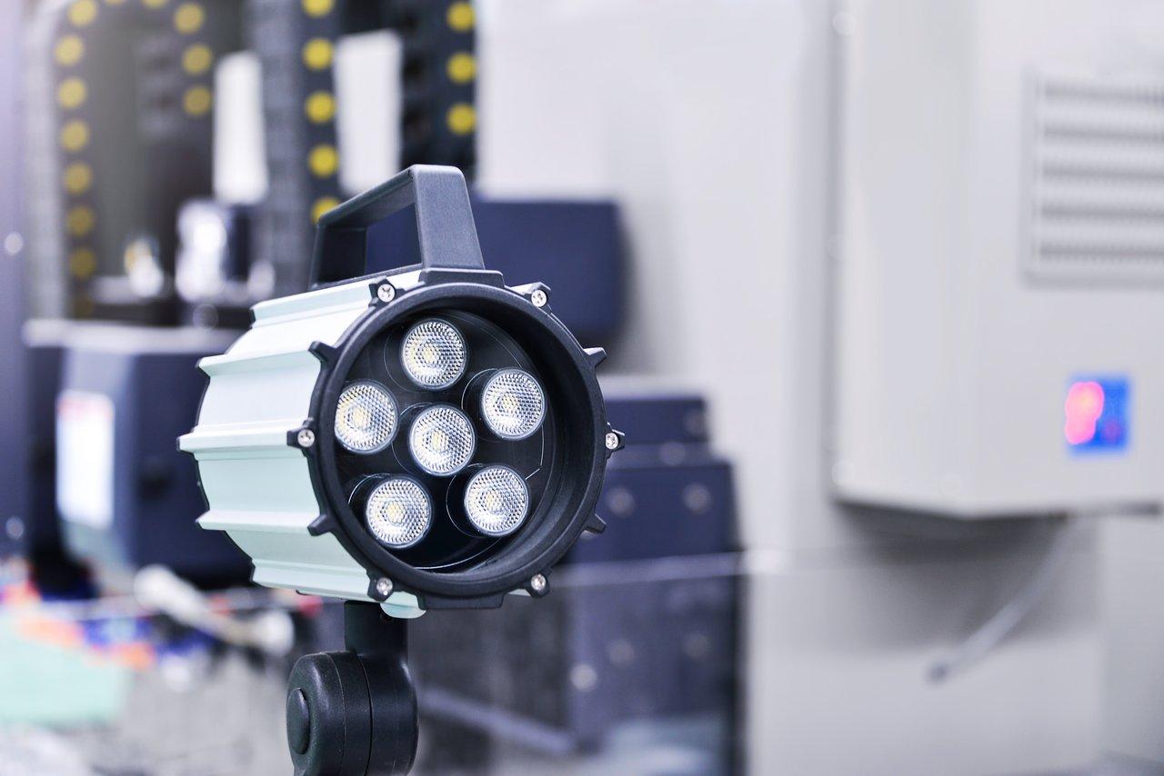 Maintenance d'un dispositif antibrouillard LED modulaire dans un environnement industriel pour une performance optimale.