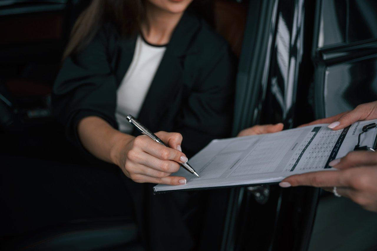 Mandataire auto assisté dans la gestion des documents d'importation pour une voiture achetée à l’étranger.