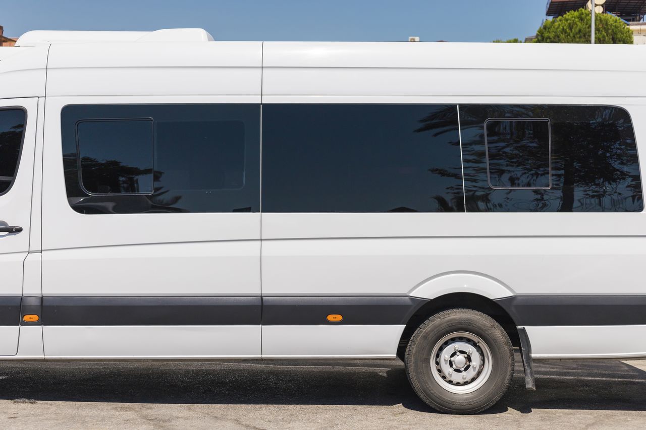 Minifourgonnette familiale 2026 blanche, trois rangées de sièges et coffre modulable pour voyages confortables.